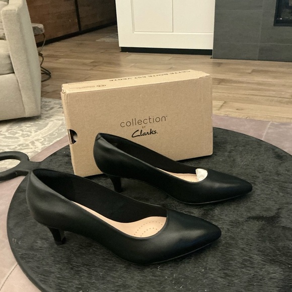 Clarks Black Heels Elegant Pointed-Toe Design - Picture 3 of 7